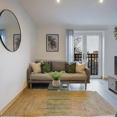 Seaside Town Centre Triplex: Spacious Retreat with Parking Bournemouth Exterior photo