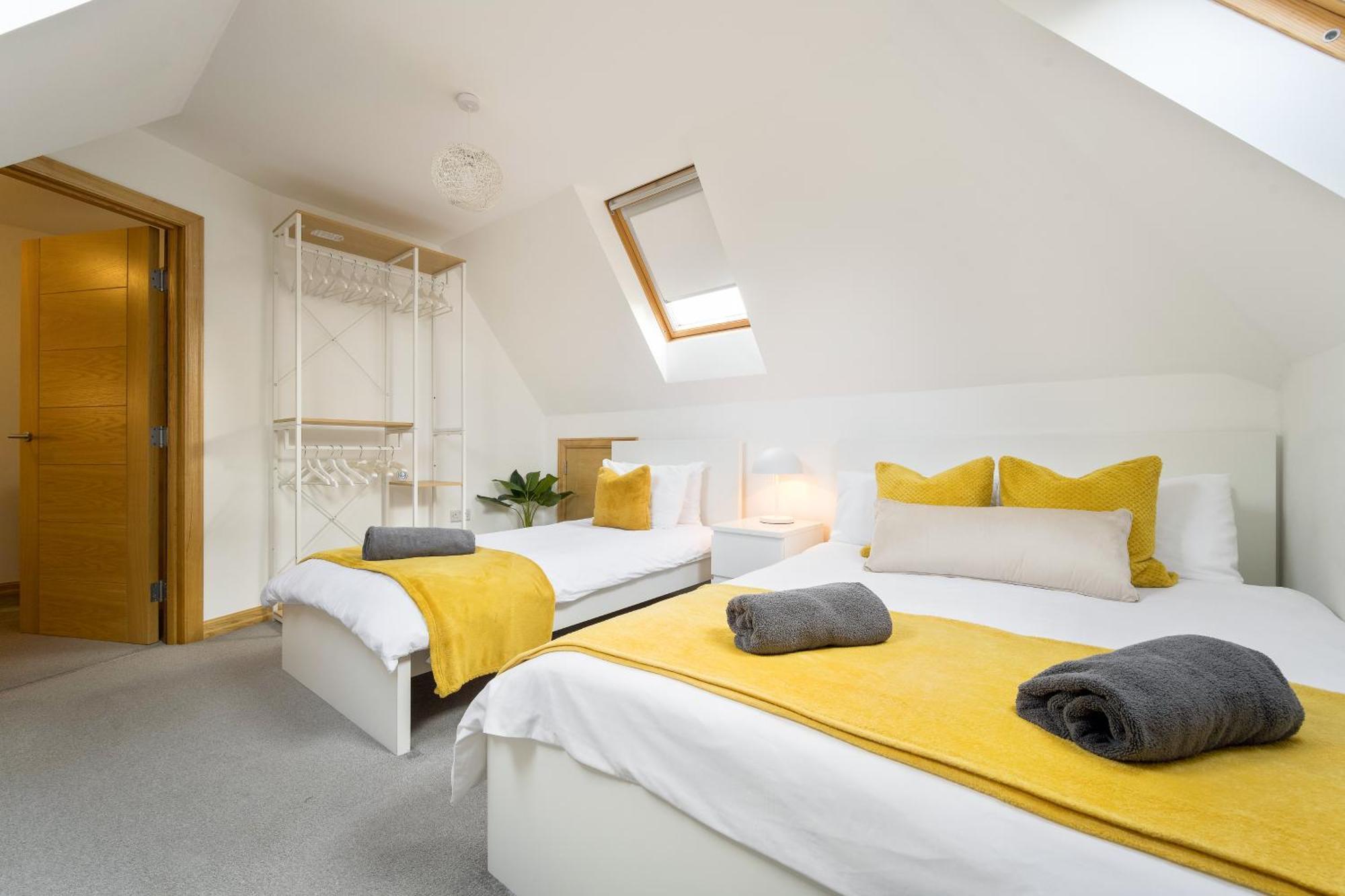 Seaside Town Centre Triplex: Spacious Retreat with Parking Bournemouth Exterior photo