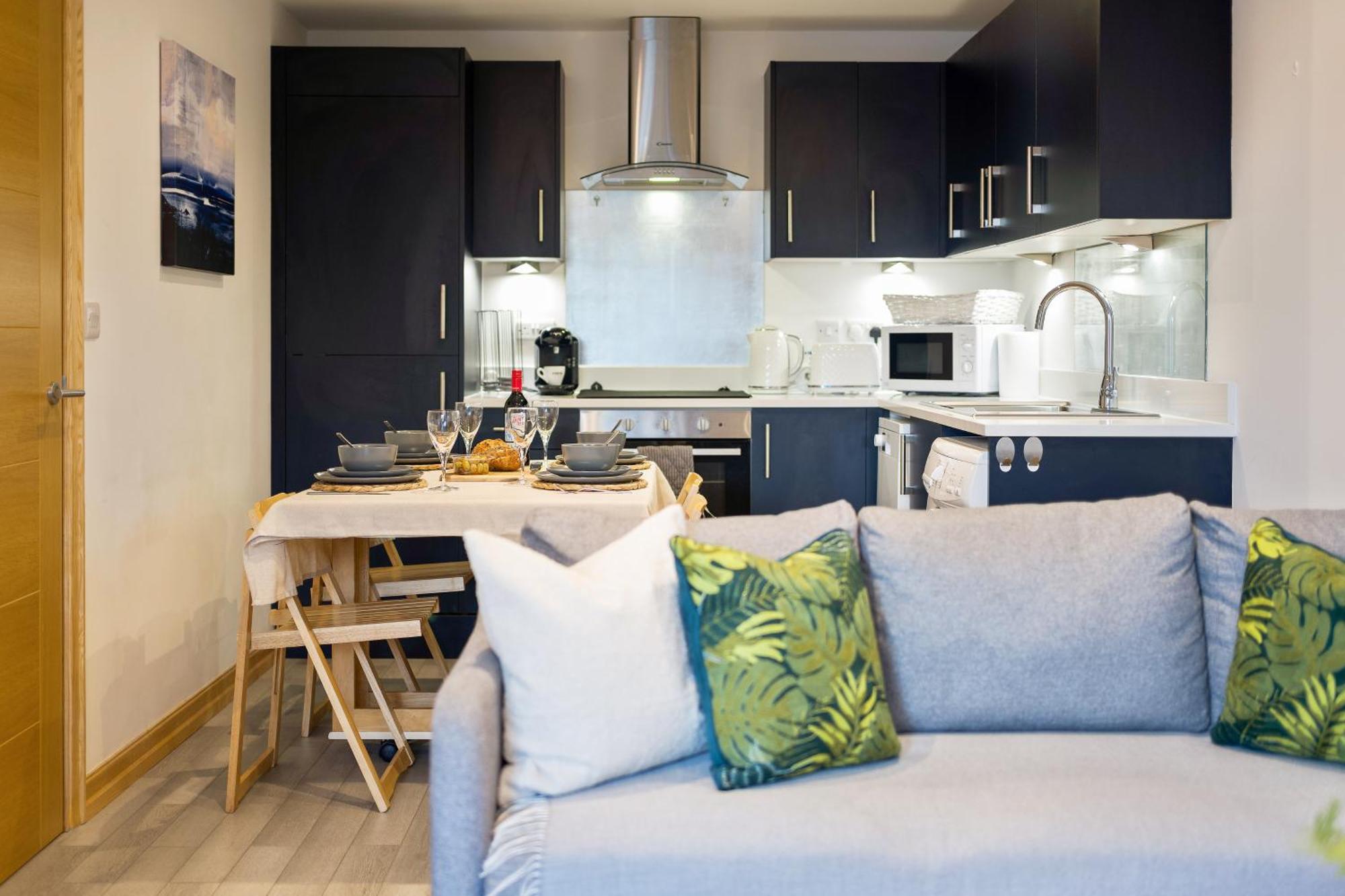 Seaside Town Centre Triplex: Spacious Retreat with Parking Bournemouth Exterior photo