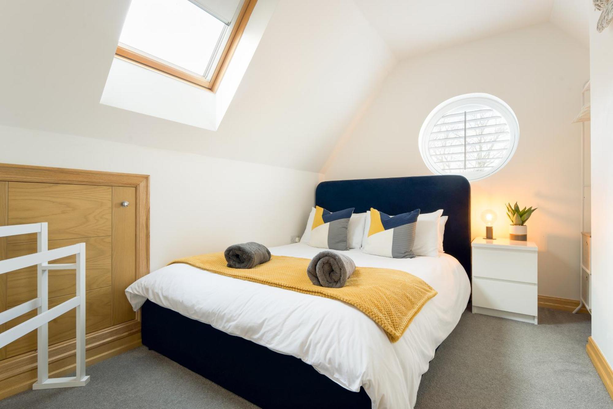 Seaside Town Centre Triplex: Spacious Retreat with Parking Bournemouth Exterior photo